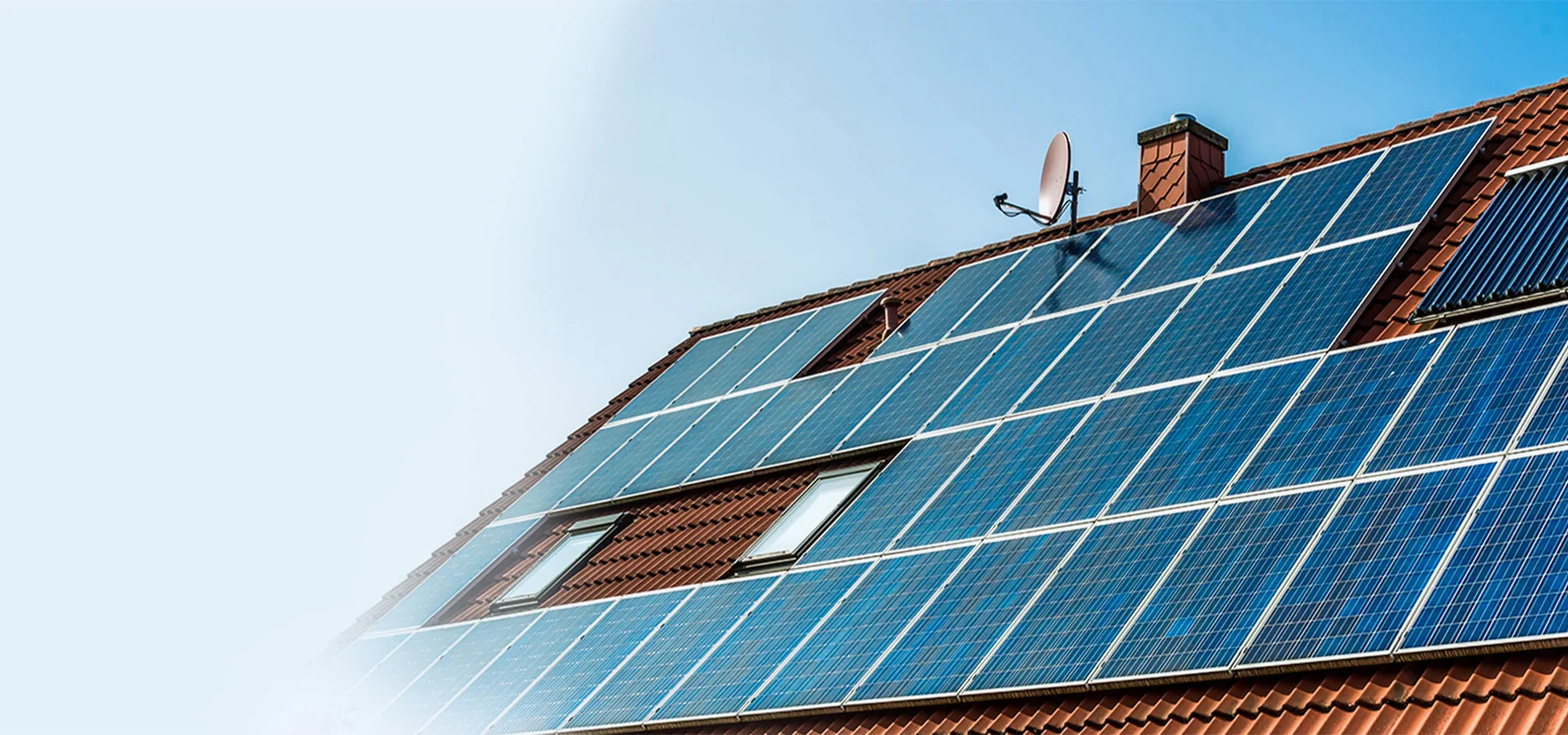Panouri fotovoltaice instalate pe acoperișul casei – soluția eficientă pentru producerea energiei verzi într-un mod durabil și independent