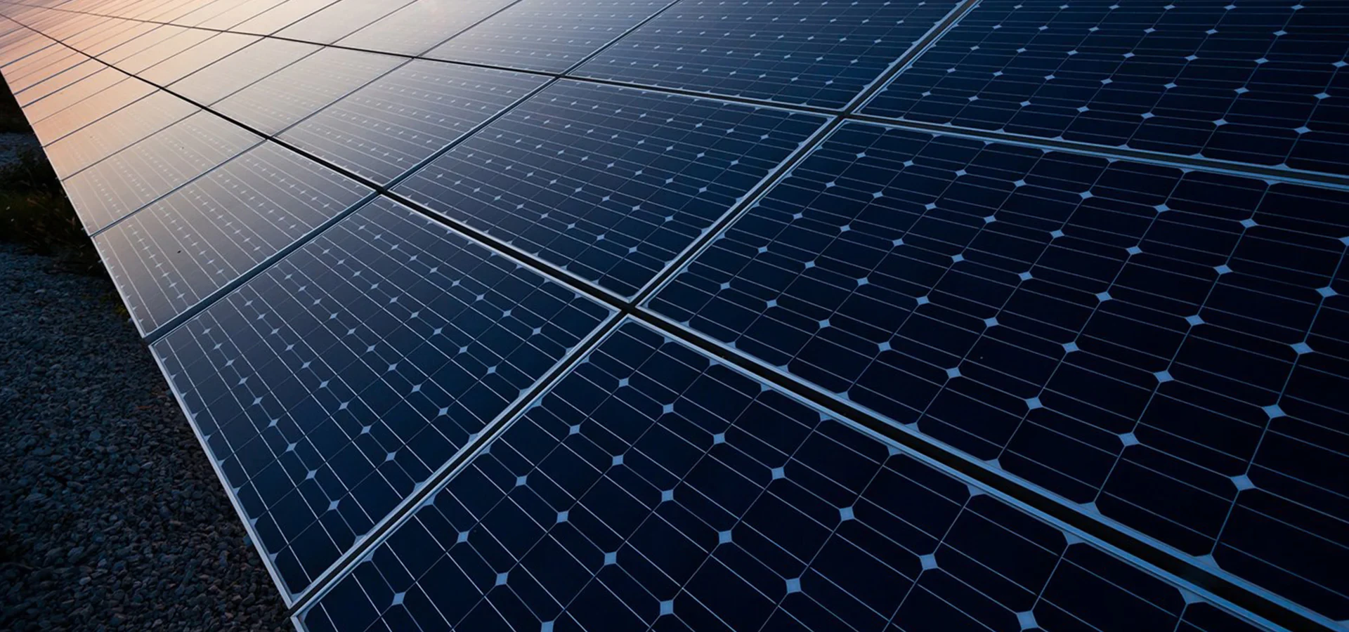 Suprafețe extinse de panouri fotovoltaice – producerea energiei electrice regenerabile la scară largă, prietenoasă cu mediul și economie majoră.